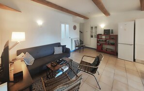 Living area - 2 bedroom beautiful home in Hérépian (Hérépian)