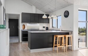 Een koelkast, een kookplaat, een vaatwasser