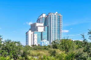Un hôtel à plusieurs étages doté d’une architecture moderne, caractérisé par un mélange de façades en verre et en béton.