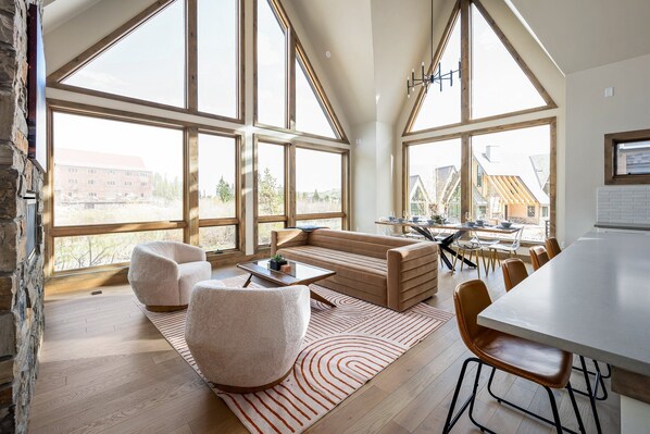 Smart-tv, eldstad, ett musikbibliotek och ett filmbibliotek