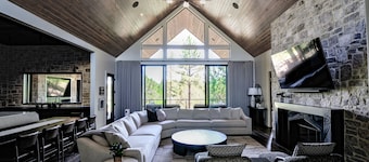 Brand New Luxury Cabin! 5500sf / MoviTheatr / HotTub / 4KingSuite / Gym&Billiard