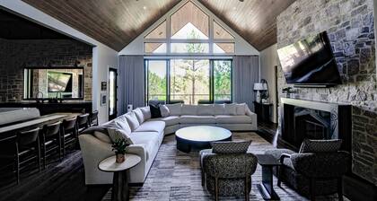 Brand New Luxury Cabin! 5500sf / MoviTheatr / HotTub / 4KingSuite / Gym&Billiard