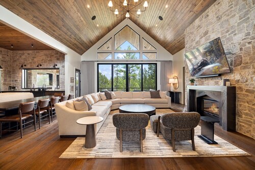 New Lux Cabin! 5500sf / GolfSim / MoviTheatr / HotTub / 4KingStes / Gym&Billiard