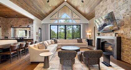 New Lux Cabin! 5500sf / GolfSim / MoviTheatr / HotTub / 4KingStes / Gym&Billiard