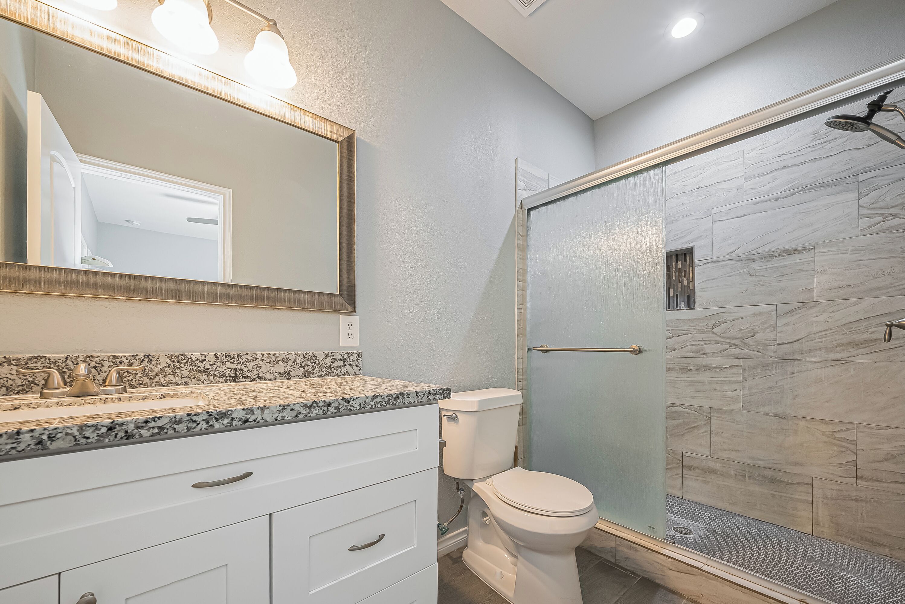 Bruser, hårtørrer, håndklæder, Toiletpapir