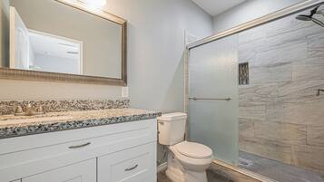 Bruser, hårtørrer, håndklæder, Toiletpapir