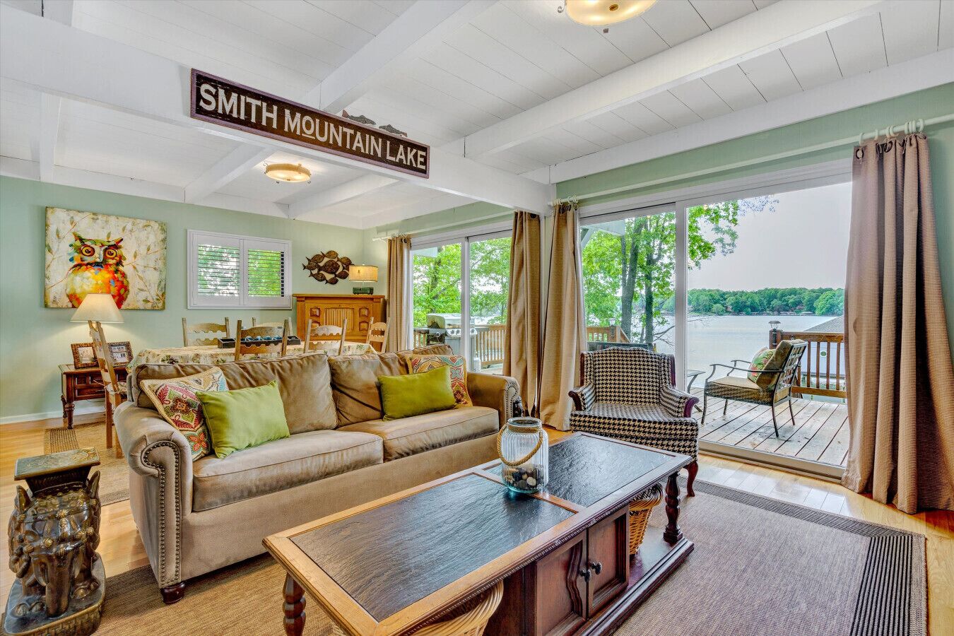 Een televisie en boeken