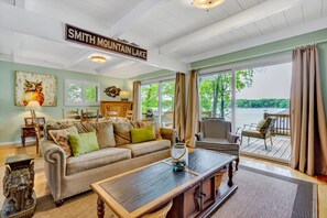 TV, books - Cool Breeze Cottage - Firepit / Easy access to dock / Water Toys (Moneta)