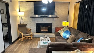 Älytelevisio, takka, työhuone