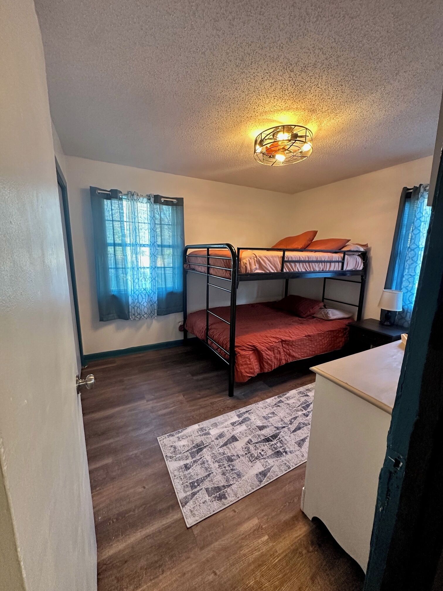 3 chambres, bureau, Wi-Fi gratuit, draps fournis