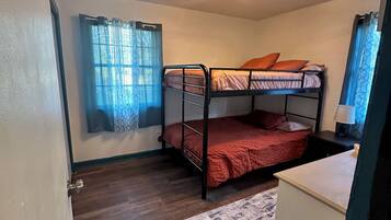 3 chambres, bureau, Wi-Fi gratuit, draps fournis