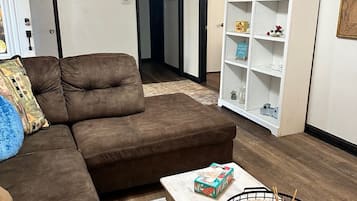 Älytelevisio, takka, työhuone