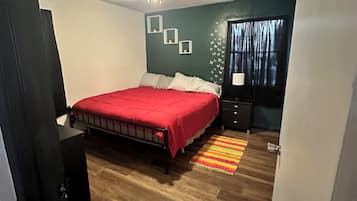 3 makuuhuonetta, työpöytä, ilmainen Wi-Fi, vuodevaatteet