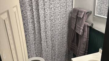 Sèche-cheveux, serviettes fournies, savon, shampoing