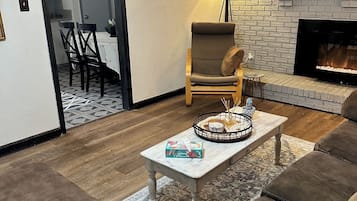 Smart TV, chimenea y oficina