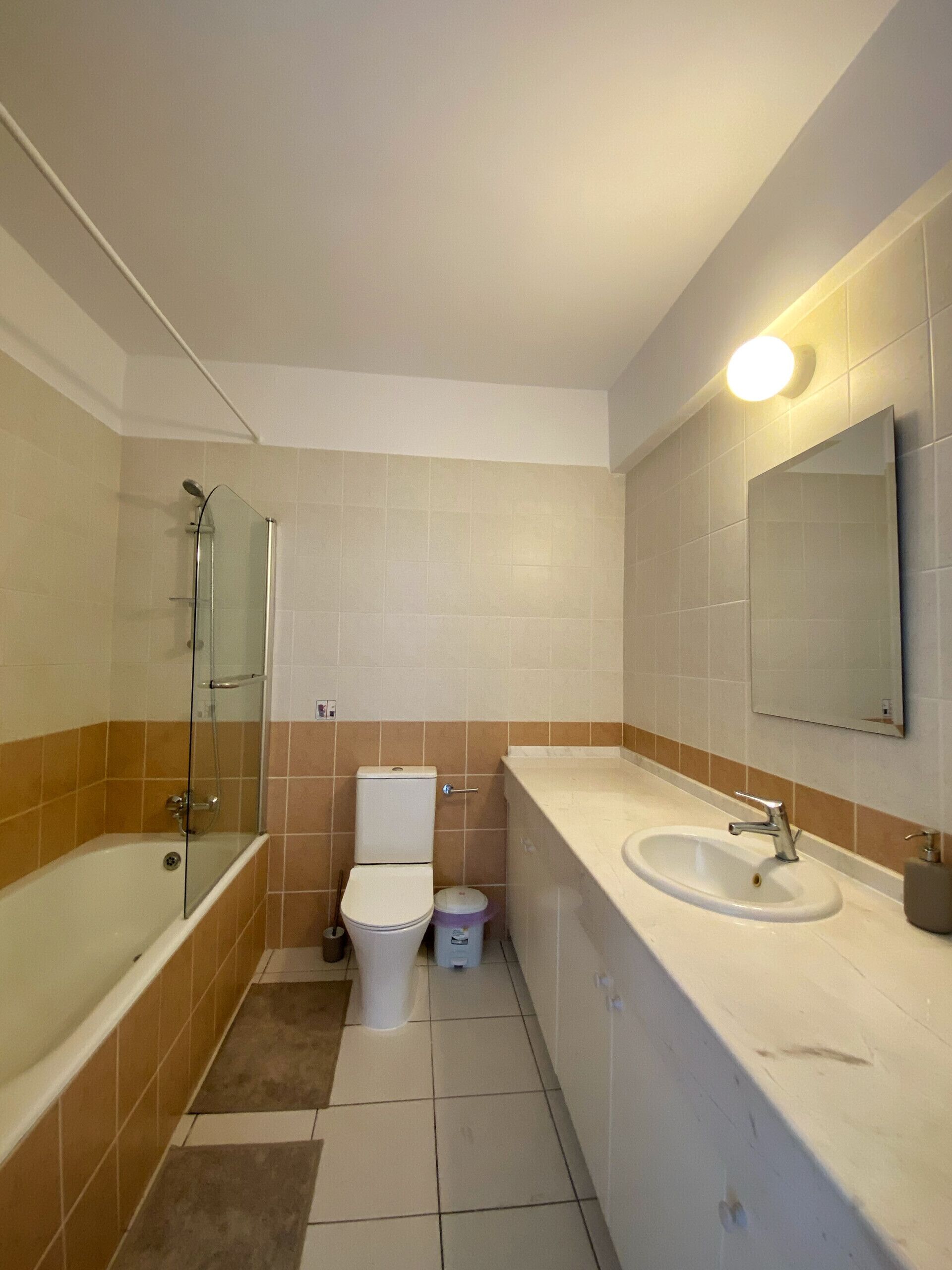 Ein Badezimmer mit Badewanne, Toilette und Waschbecken.