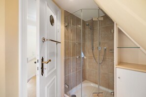 Regadera, secadora de cabello, toallas, jabón