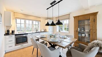 Een koelkast, een oven, een kookplaat, een vaatwasser