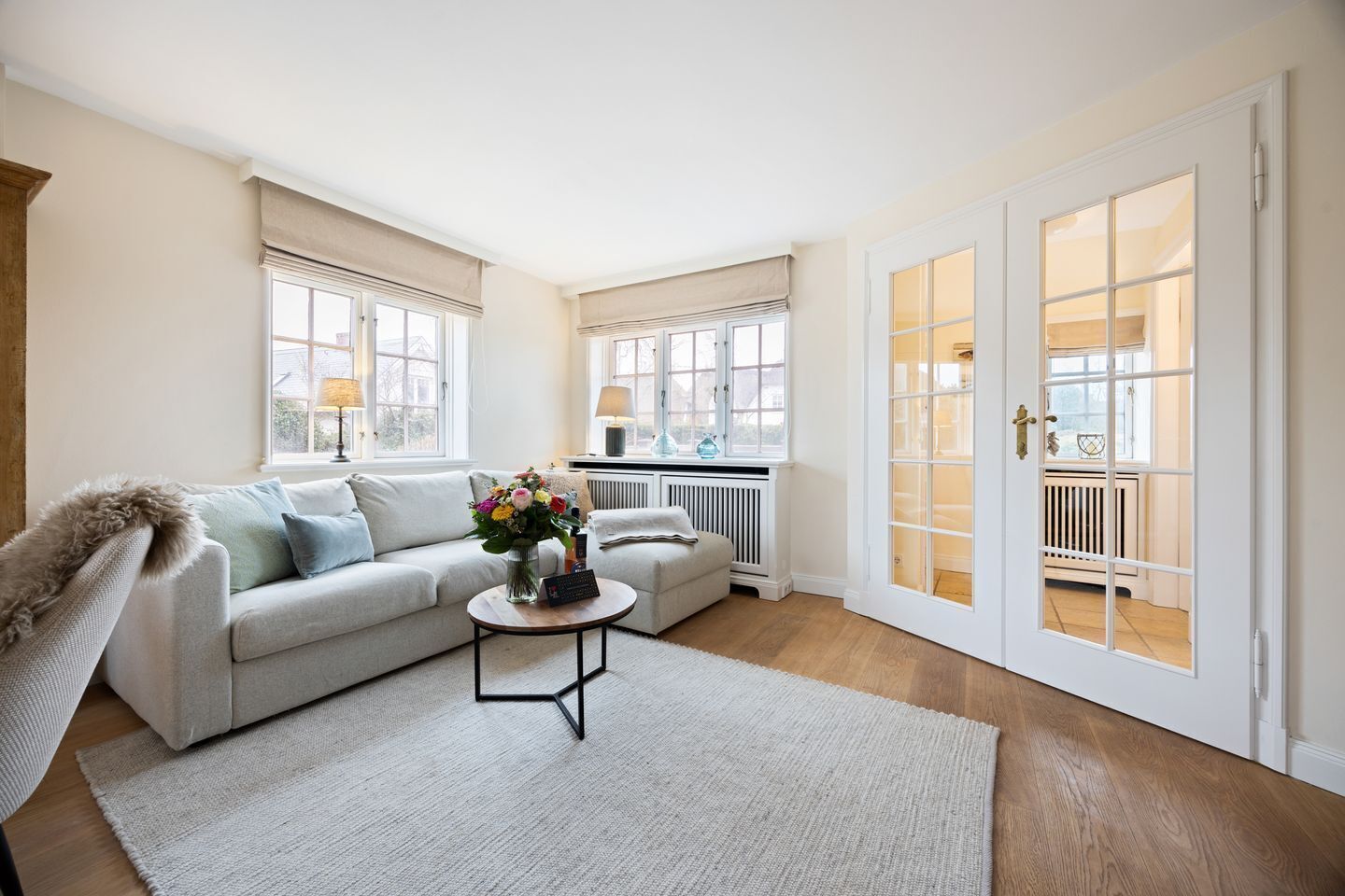 Een televisie en een open haard