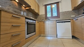 冷蔵庫、オーブン、食器洗い機、コーヒー / ティーメーカー