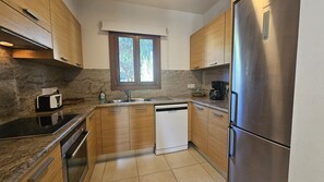 Fridge, oven, dishwasher, coffee/tea maker