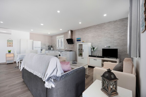 TV - Holiday Home 'Chocolate' with Private Pool, Wi-Fi and Air Conditioning (Chiclana de la Frontera)