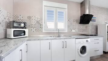 Refrigerador, microondas, horno, placa de cocina