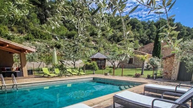A swimming pool with lounge chairs and a pergola. - Country house at Le Barroux, Mont-Ventoux, air-conditioning, pets allowed (1) (LE BARROUX)
