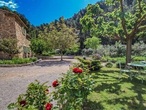 Outdoor dining - Country house at Le Barroux, Mont-Ventoux, air-conditioning, pets allowed (1) (LE BARROUX)