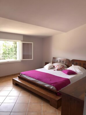 2 makuuhuonetta, silitysrauta/-lauta, ilmainen Wi-Fi, vuodevaatteet