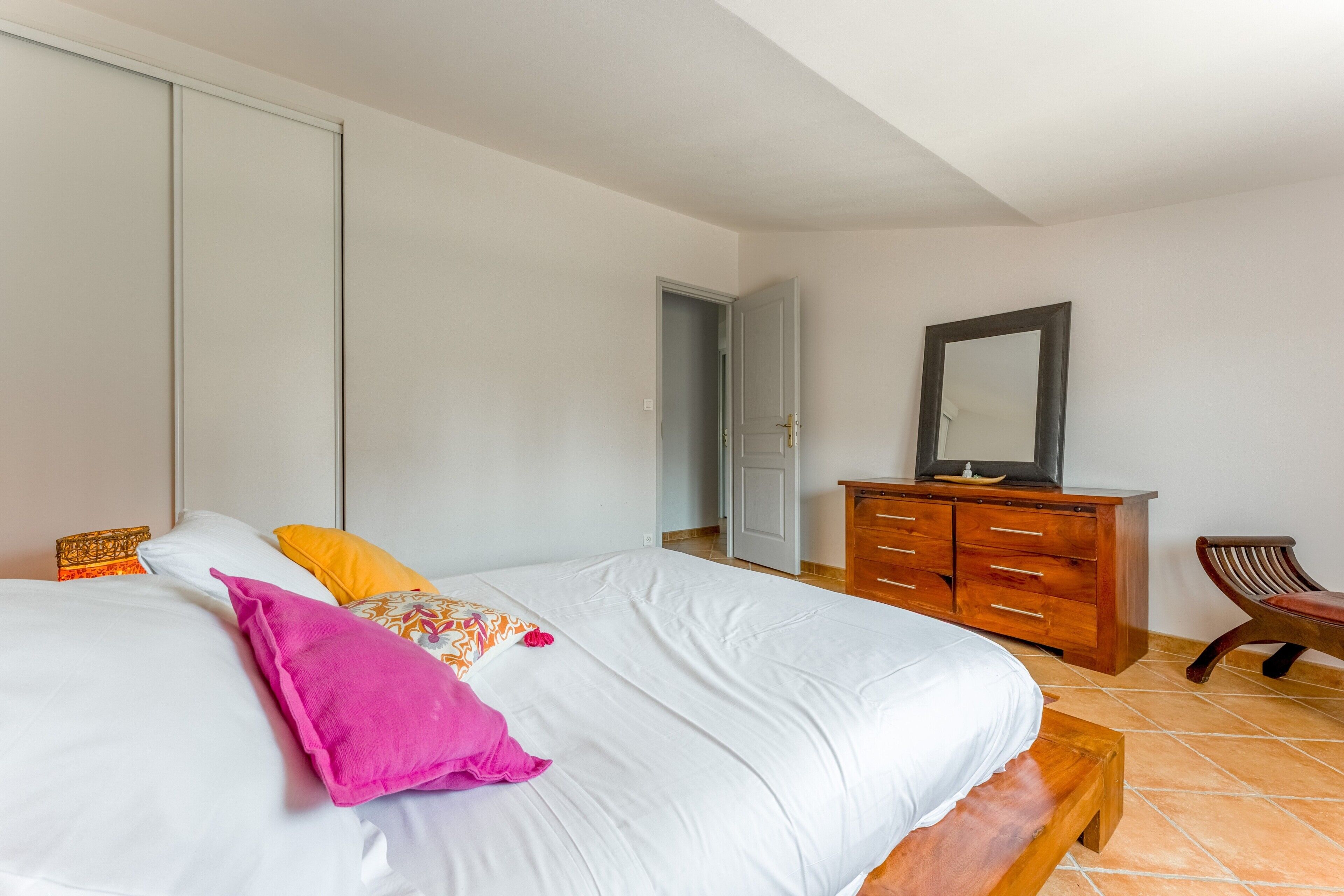 2 slaapkamers, een strijkplank/strijkijzer, gratis wifi, beddengoed