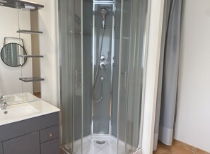 Shower, hair dryer, towels - Holiday Home 'La Crozette' with Private Pool, Wi-Fi and Air Conditioning (Monteux)