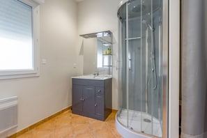 Shower, hair dryer, towels - Holiday Home 'La Crozette' with Private Pool, Wi-Fi and Air Conditioning (Monteux)