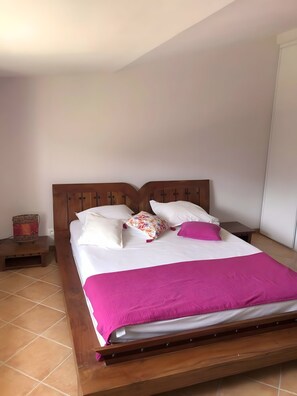 2 bedrooms, iron/ironing board, free WiFi, bed sheets