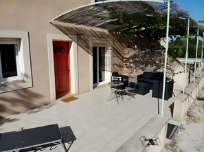 Outdoor dining - Holiday Home 'La Crozette' with Private Pool, Wi-Fi and Air Conditioning (Monteux)