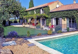 A heated pool - In Violès, Vaucluse, exceptional vacation home, air-conditioned, heated pool. (VIOLÈS)