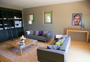 TV - In Violès, Vaucluse, exceptional vacation home, air-conditioned, heated pool. (VIOLÈS)
