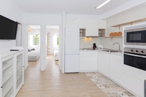 Kühlschrank, Mikrowelle, Ofen, Herdplatte