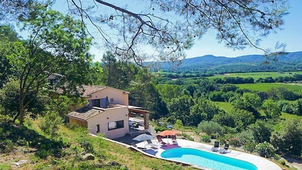 A house with a swimming pool, surrounded by greenery and hills. - Air-conditioned villa in Montfort-sur-Argens, Var, private pool. (MONTFORT-SUR-ARGENS)