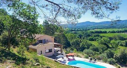 Villa climatisée à Montfort -sur-Argens, Var, piscine privée avec vue.