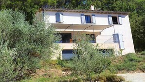 A two-story house with a flat roof, surrounded by dense greenery and trees. - Air-conditioned villa in Montfort-sur-Argens, Var, private pool. (MONTFORT-SUR-ARGENS)
