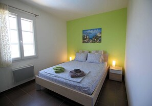 4 bedrooms, free WiFi - 6 miles from Vaison-la-Romaine, modern holiday villa, heated pool. (MERINDOL-LES-OLIVIERS)