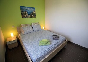 4 bedrooms, free WiFi - 6 miles from Vaison-la-Romaine, modern holiday villa, heated pool. (MERINDOL-LES-OLIVIERS)
