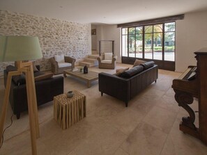 TV - Beautiful holiday home in Noves, private pool, park, pets allowed (2). (NOVES)