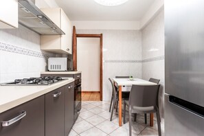 Frigorífico, microondas, horno y placa de cocina