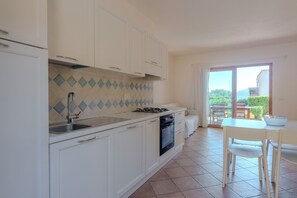 Frigorífico, horno, placa de cocina y utensilios de cocina