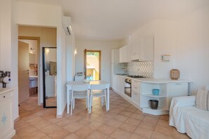 Fridge, oven, stovetop, cookware/dishes/utensils