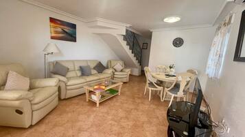 Una televisión, un reproductor de DVD