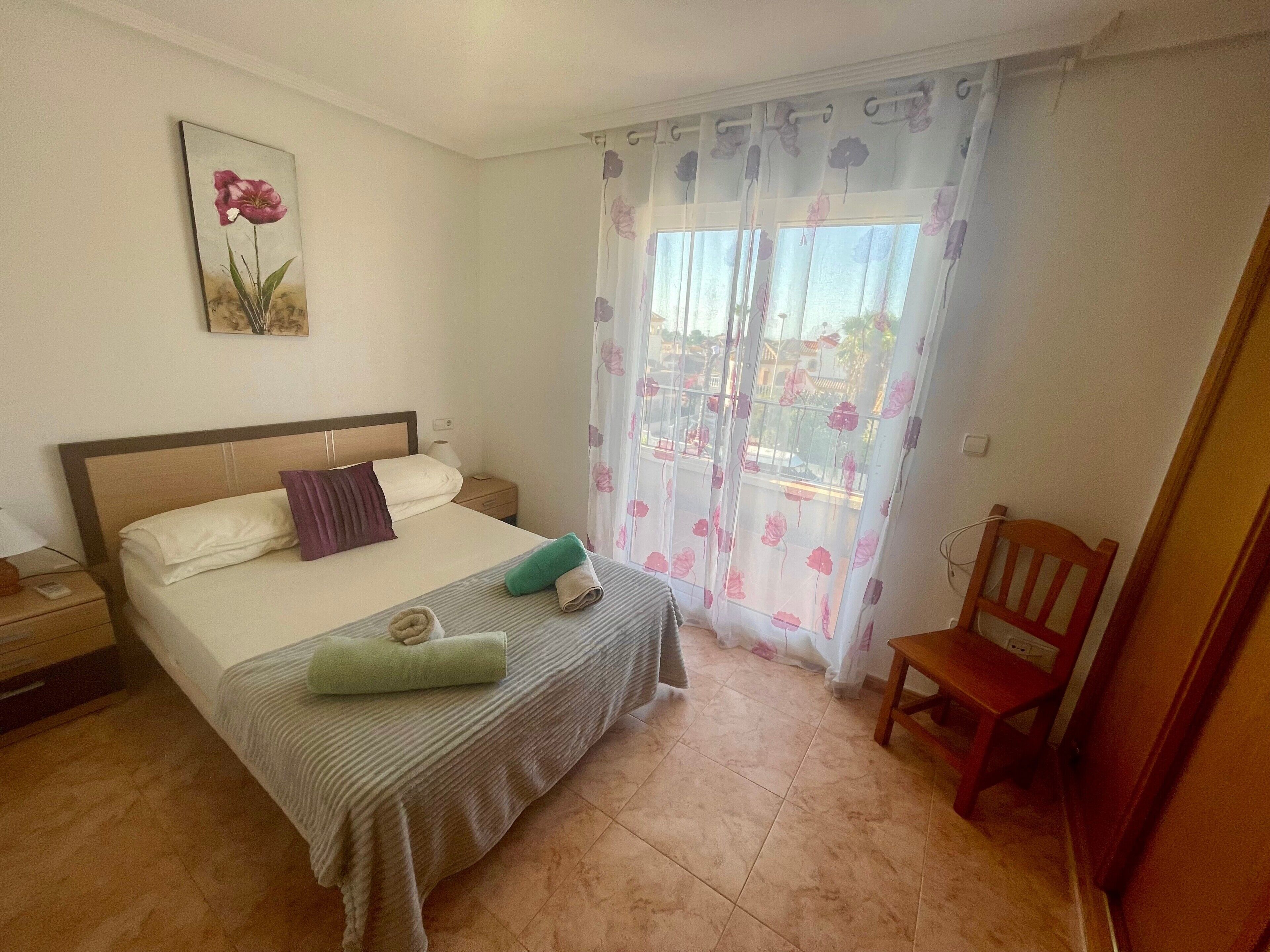 3 slaapkamers, een strijkplank/strijkijzer, gratis wifi, beddengoed