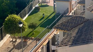 A residential area with a swimming pool, a fenced garden, and a clear view of the surrounding neighborhood. - Holiday Home 'Relax Inn' with Sea View, Shared Pool & Wi-Fi (Pilar de la Horadada)